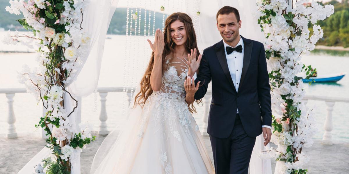 6 Simple Wedding Dresses for a Lakeside Ceremony